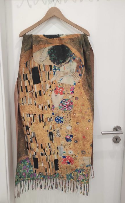 Echarpe e t-shirt, com a pintura famosa "O beijo" de Gustav Klimt