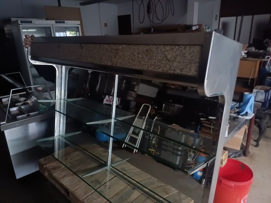 Expositor com prateleiras em vidro