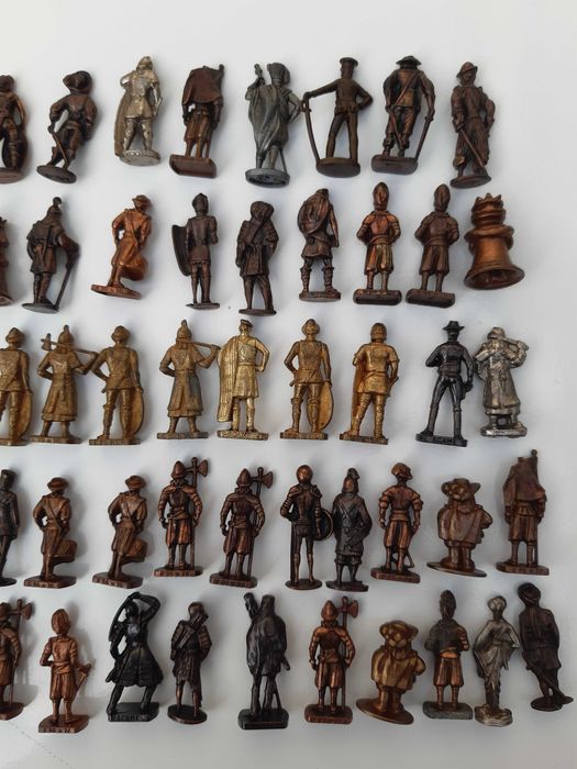 Kinder Brindes – 69 Figuras em Metal Romanos Soldados Cowboys Indios