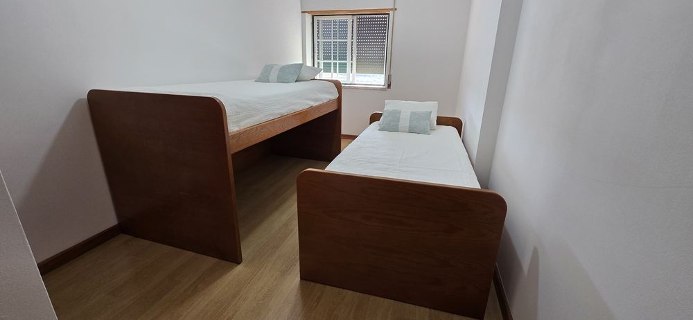 Cama dupla de madeira maciça + roupa de cama + 1 colchão