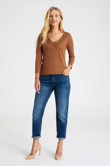 Dzianinowa bluzka z koronką przy dekolcie