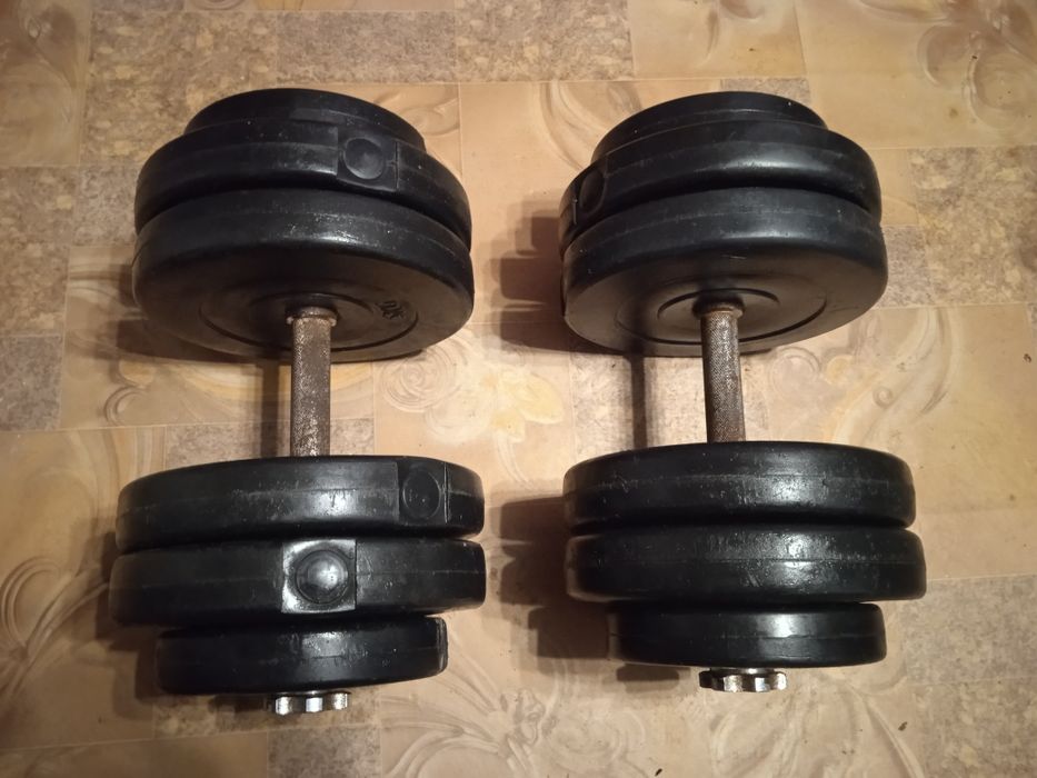 Гантелі вагою 27 кг одна.