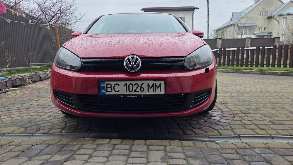 Авто після незначного дтп , безпека ціла геометрія непошкоджена , дуже красиве та збережене авто , салон як новий ходова частина супер , поміняні усі тормозні бліни та колодки , покузову без рижиків та гнилі , потрібно моміняти механізм переключаня передач цей що стоїть на коробці куди кріпляться троси , попередні майстри поставили з 5 ступки і зарас невключає задню , 5 та 6 передачі , ще потрібно доставити підкрильники передні та стабілізатор . Авто дуже красиве та збережене.