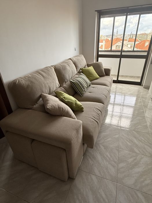 Sofá + chaise long + puffs