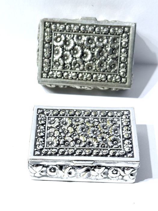 Lindas antigas caixas de comprimidos / rapé com flores em casquinha