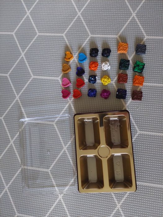 Zestaw 24 unikalnych kredek świecowych – Serca, Róże i Prezenty