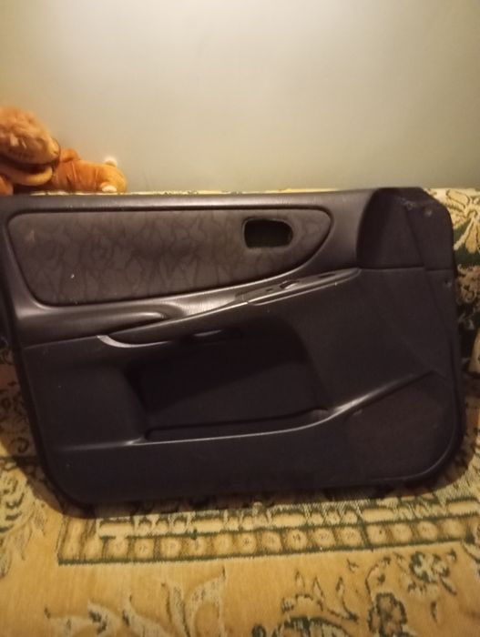 Продам дверние карти на мазду