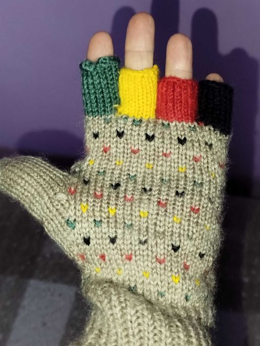 Рукавички без пальців - мітенки в'язані на маленьку руку
