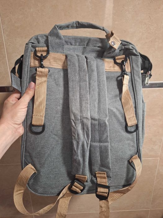 Mochila para bebé com parte de trás para trocar fralda