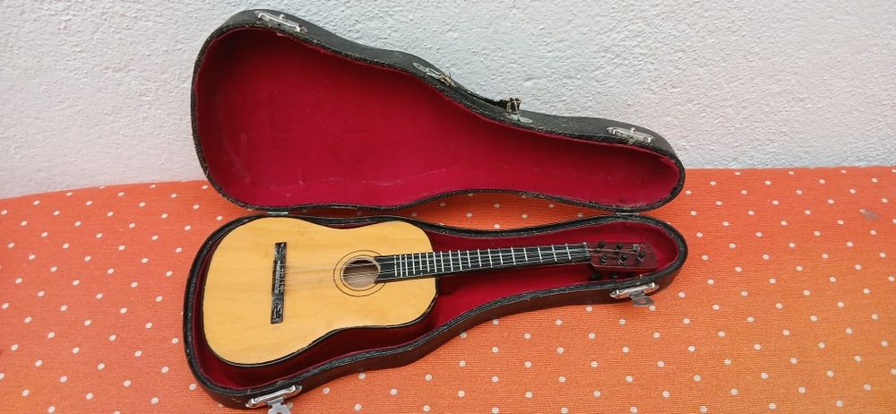 Miniaturas de viola e violino para decoração