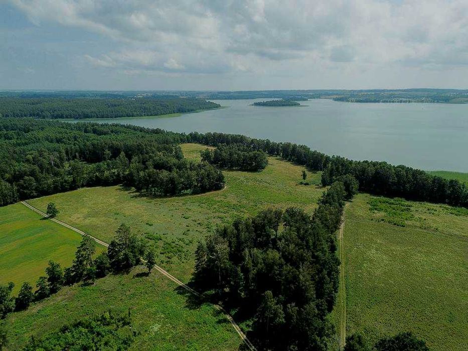 Mazury, Giżycko . Działka z linią brzegową nad jeziorem Dejguny.