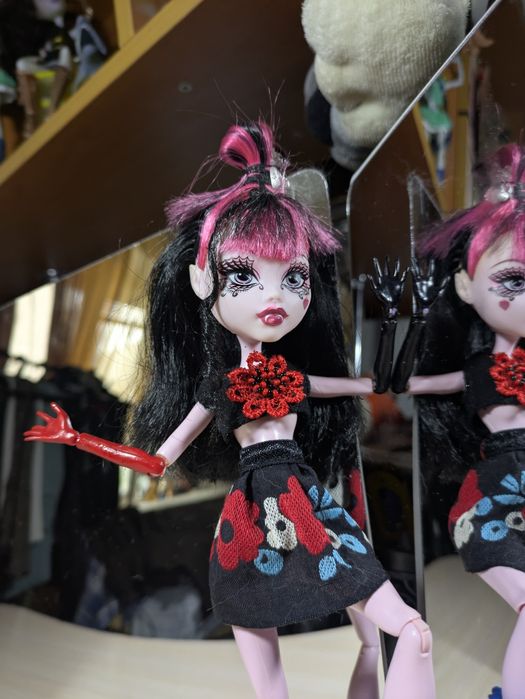 Дракулаура, Монстр Хай. Вживане.