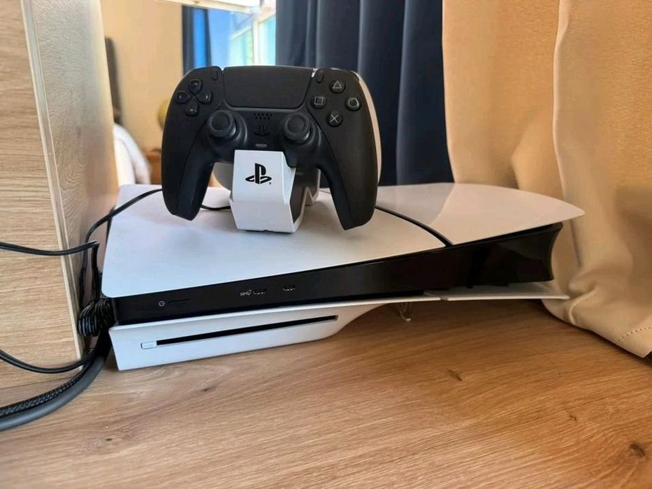 PS 5 Slim 1 TB z 2 kontrolerami i ładowarką