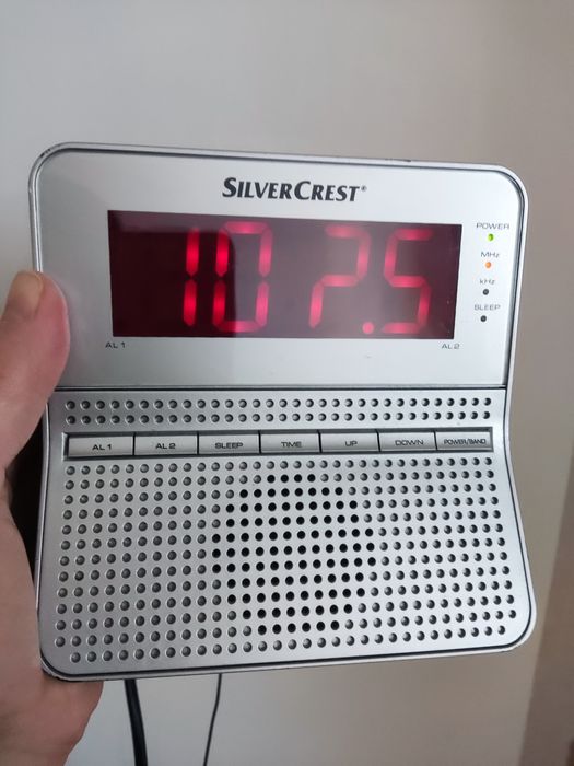 Часы радио, плюс на батарейках