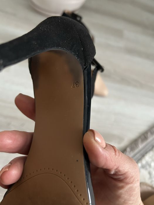 Туфлі- босоножки.