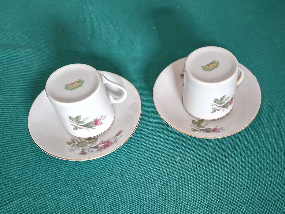 Duas Chávenas de café orientais antigas, com rosas