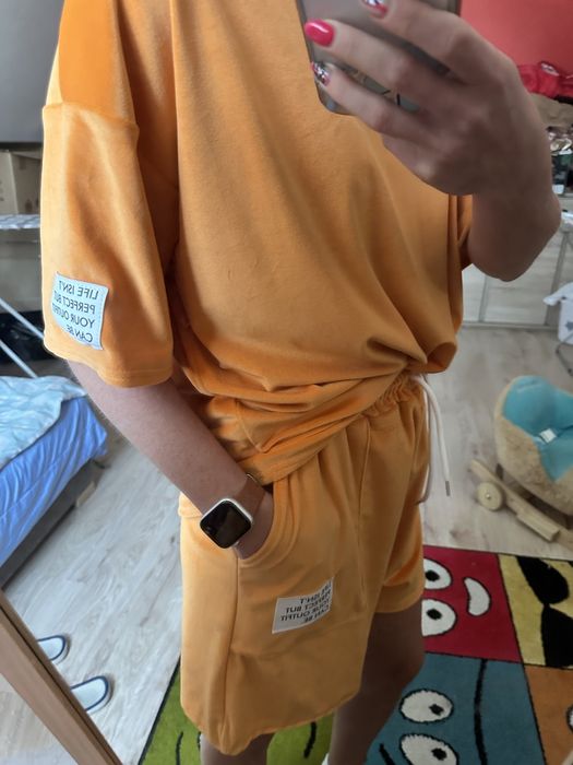 Welurowy, krotki dres damski