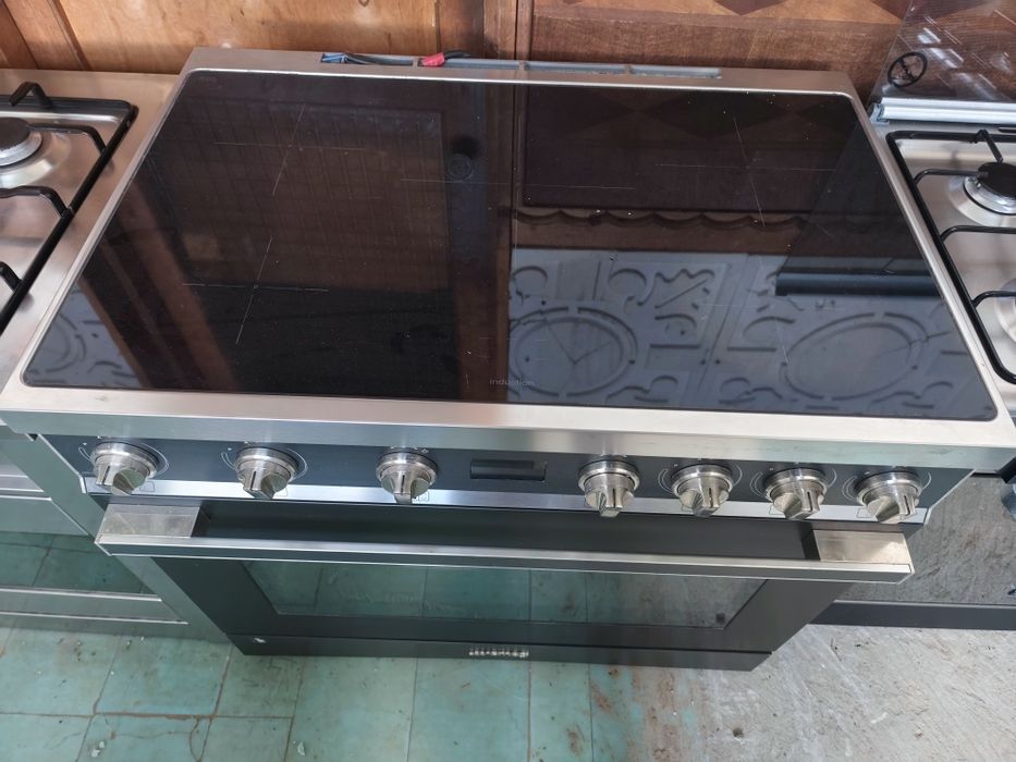 Професійна індукційна плита Smeg