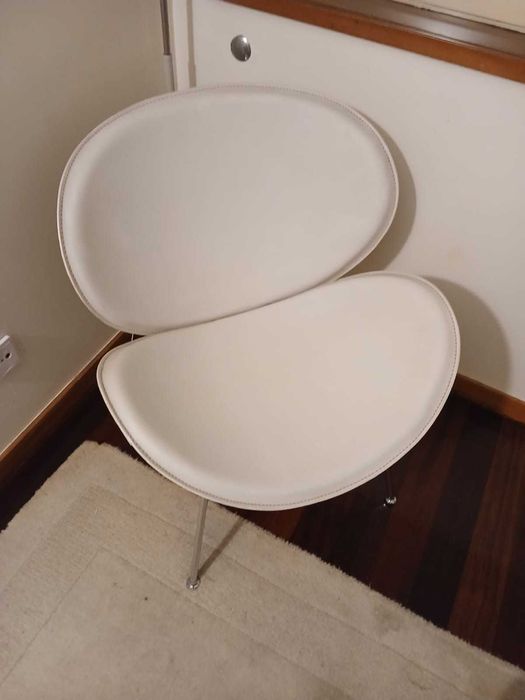 Cadeira branca, usada, como nova