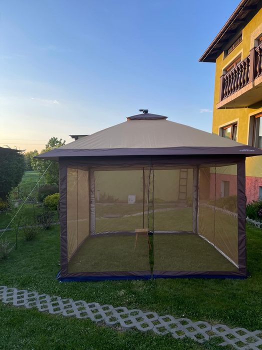 Pawilon ogrodowy suntime z solarem na dachu i ledami