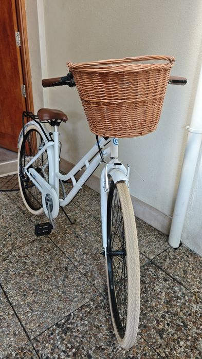 Bicicleta esmaltina de passeio com cesto