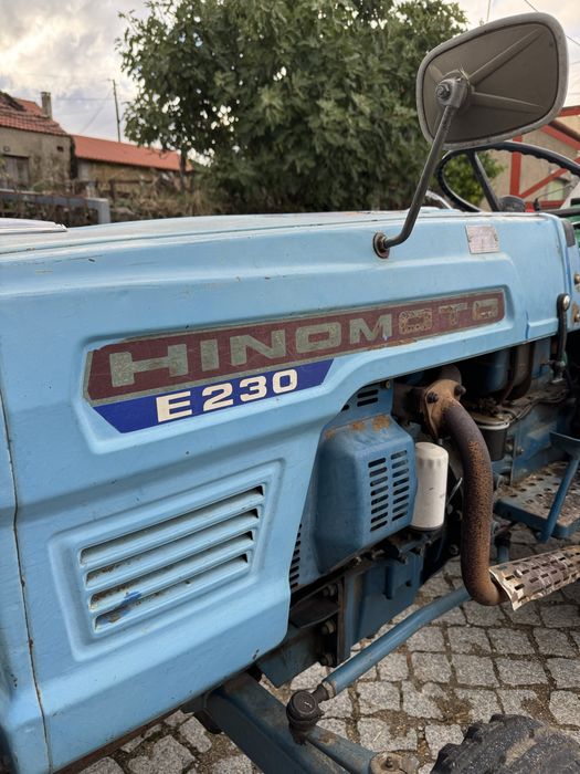 Trator Hinomoto E230 com Reboque, Caixa e Alfaias Agrícolas