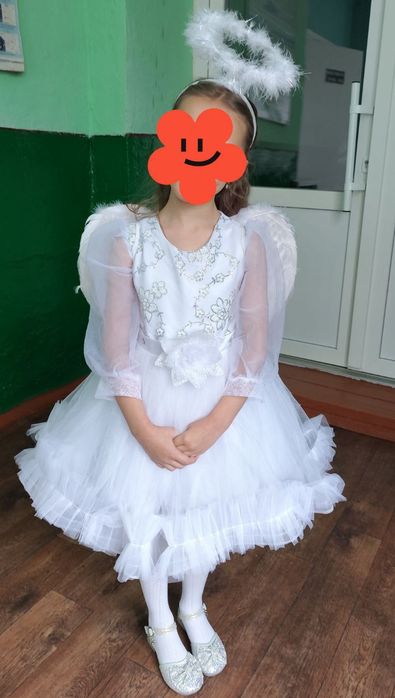 Біла фатинова сукня