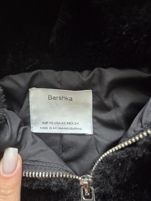 Czarne futerko z kapturem Bershka XS