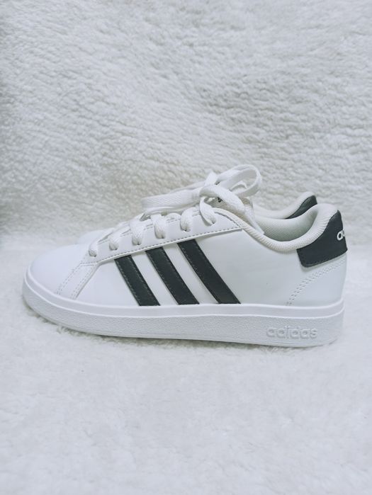 Оригінал ADIDAS 35.5 розмір, устілка 23 см кросівки для хлопчика