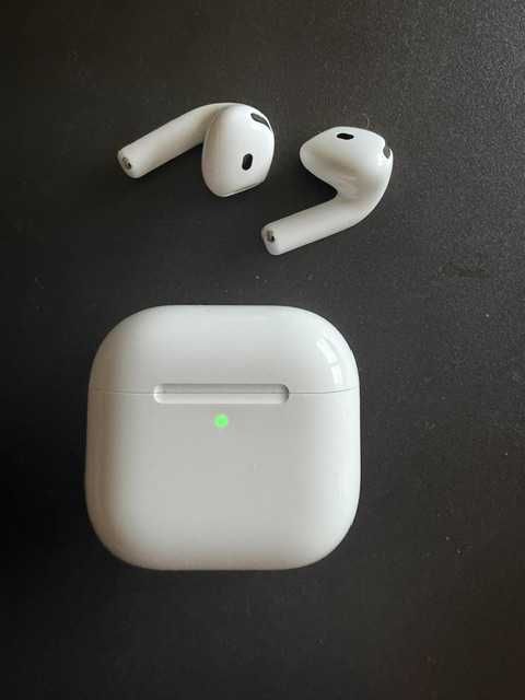 Airpods 4 com charging case (luz laranja)