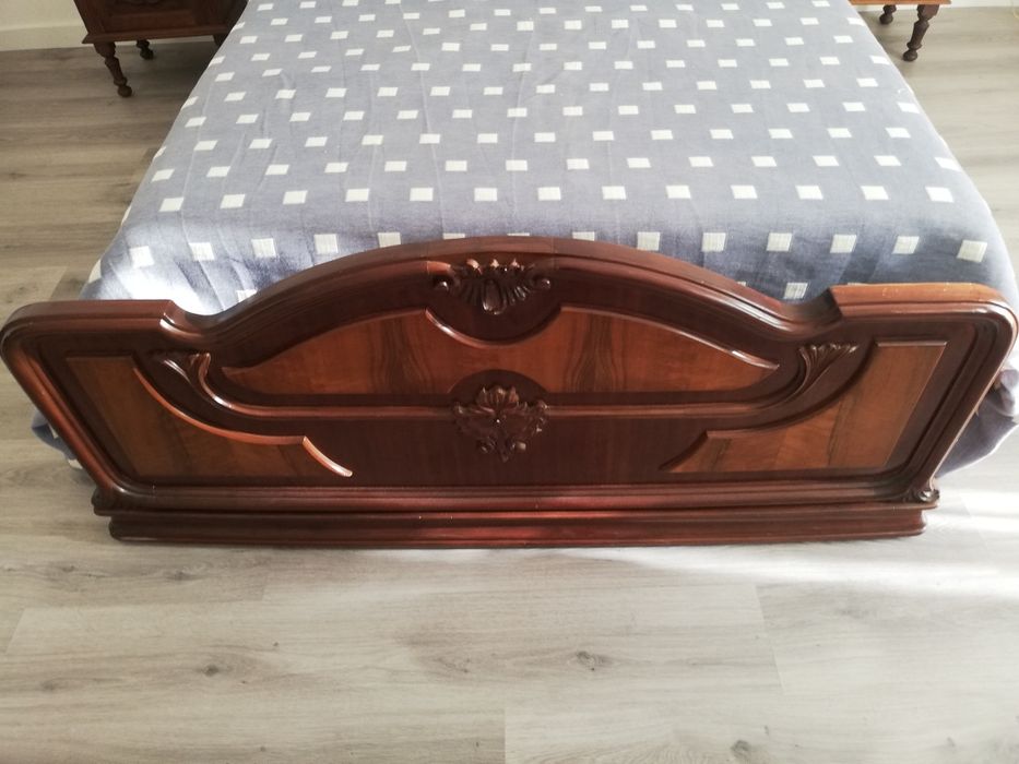 Cama casal de madeira - estilo antigo + colchão