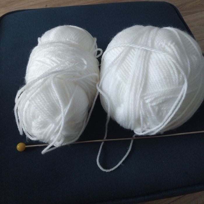 Włóczka biała 2 sztuki z drutem.