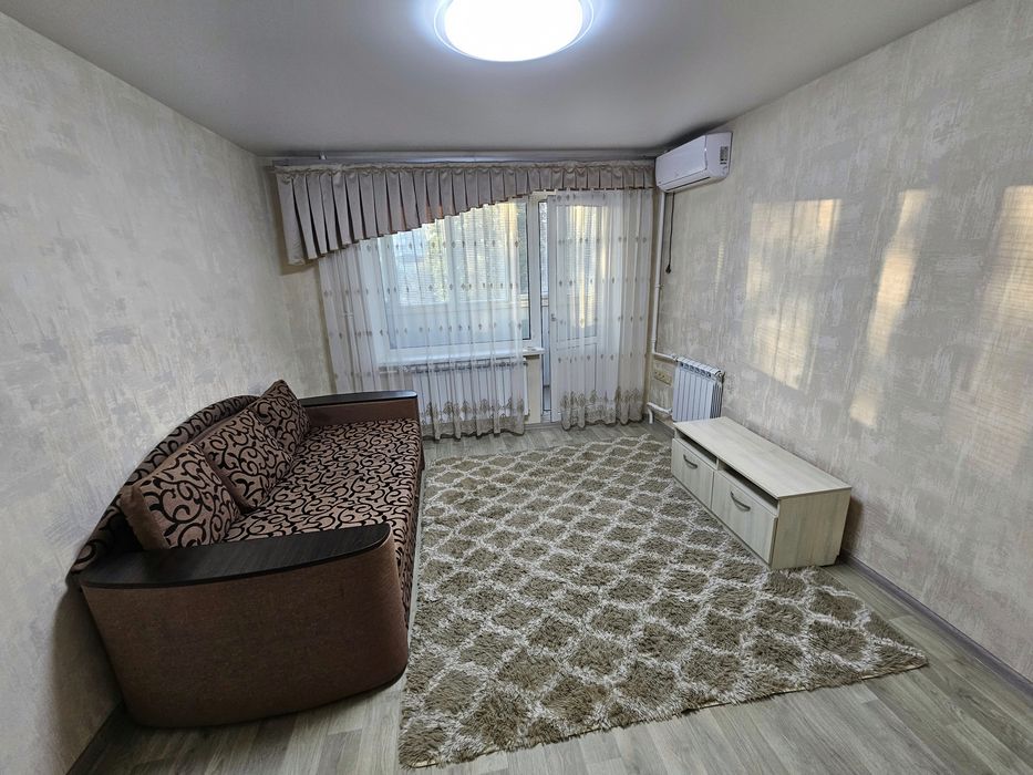 Продам 1-кімнатну квартиру (39 м²) внизу проспекту Олександра Поля