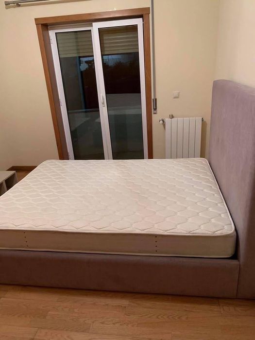 Cama estofada 140x190 como nova