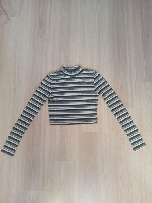 Krótka koszulka na długi rękaw