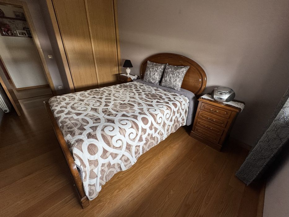 Cama e mesas de apoio