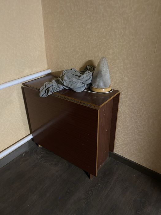 Продам мебель : стол кухонный , духовой шкаф