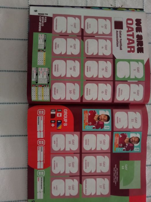 Caderneta do mundial com cromos colados que equivalem a 6 saquetas