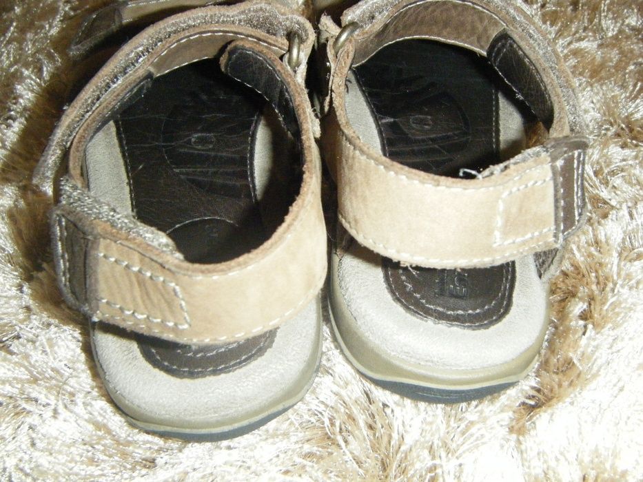 Sandálias Timberland (T: 28) e (T: 33), cor beje