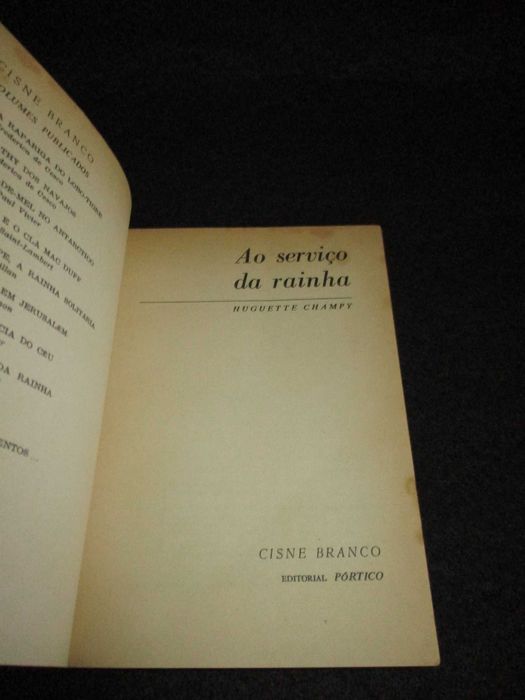 Livro Ao Serviço da Rainha Huguette Champy