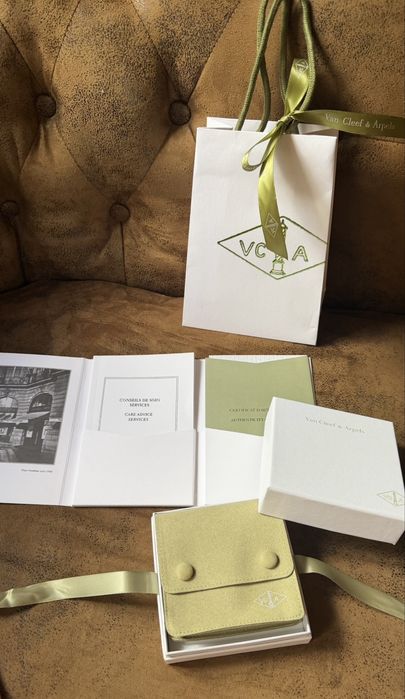 Комплект упаковки для сережок Van Cleef & Arpels нового зразка.