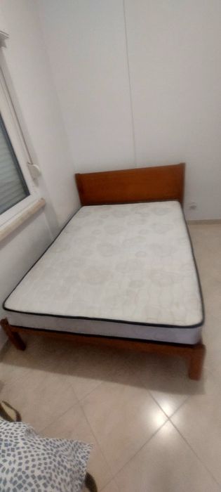 Cama de casal/ roupeiro e mesa de jantar;