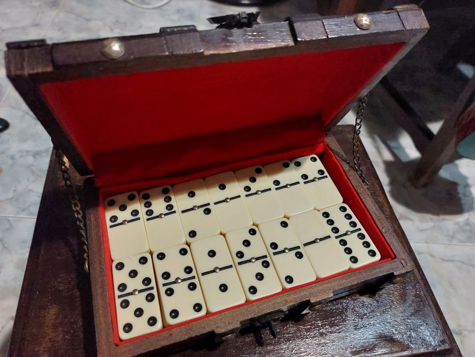 Dominó em caixa de arrumação em madeira, estado novo selado