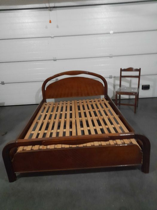 Cama de casal com cadeira