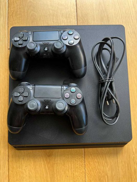 Play Station 4 1TB i 2 oryginalnych pada w bardzo dobrym stanie