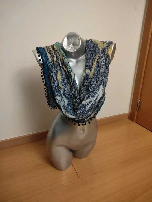 echarpe ou lenço com padrão abstrato ou de inspiração tribal