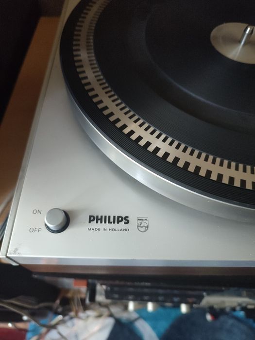Виниловой проигрыватель philips.