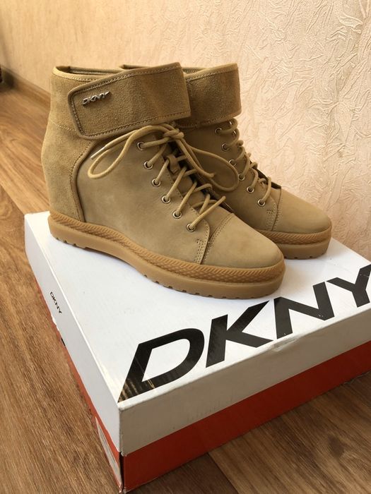 Крутые ботинки DKNY на маленькой танкетке, очень удобные