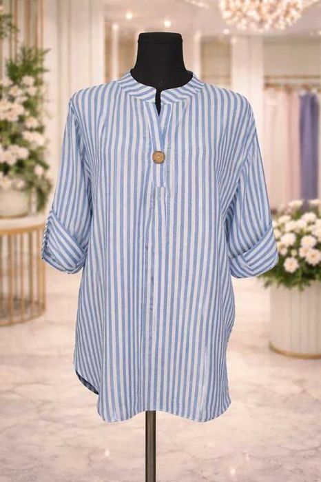 Niebieska koszula w paski – lekka i stylowa