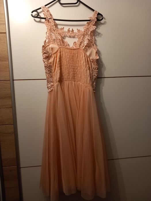 Różowa sukienka z koronką